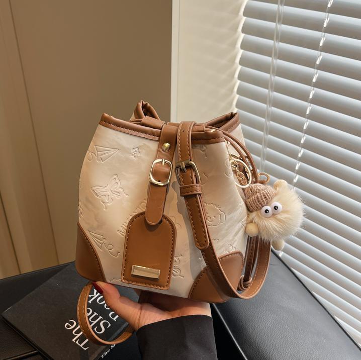 Bolso de cinturón explosivo transfronterizo para mujeres 2025 nuevo estilo de moda universal bolso de hombro coreano de alta calidad bolso de cubo de agua