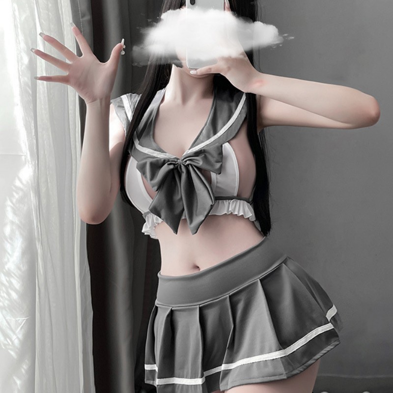 회색 짧은 상단 주름 치마 T-바지