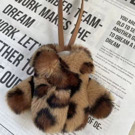 挂饰挂件;钥匙扣及钥匙扣配件;成人帽