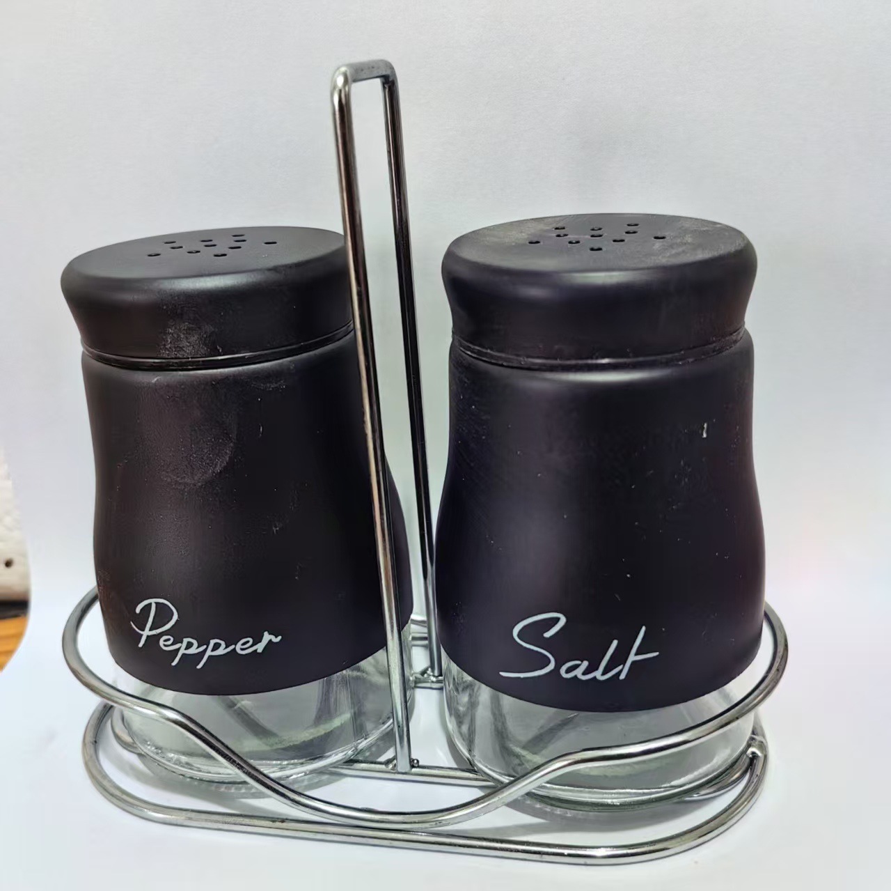 선반이있는 검은 색