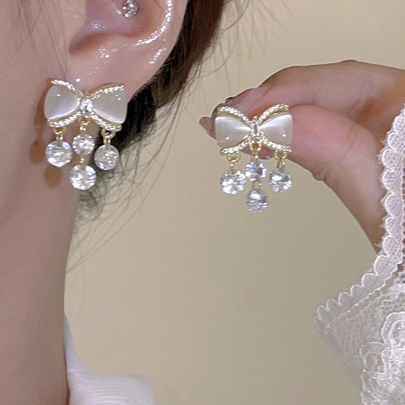 Diseño de nicho de alta gama borla larga sin orejas clip de oreja elegante estilo occidental de las mujeres cara-mirando pequeños nuevos pendientes de moda