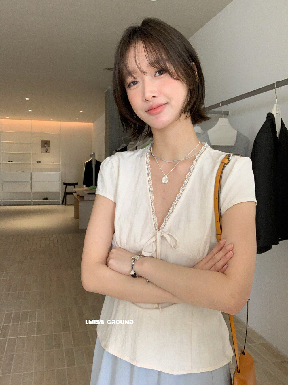 Áo sơ mi nữ tay ngắn cổ V phối nơ xinh xắn — Màu xanh sữa, yến mạch chi tiết 12