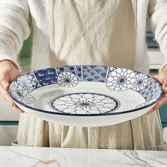 陶磁器の青花菜の皿の家庭用の新型のご飯の皿の深皿の丸い大皿の釉薬の下で色をつけて唐辛子の魚の頭の多宝魚を切ります。