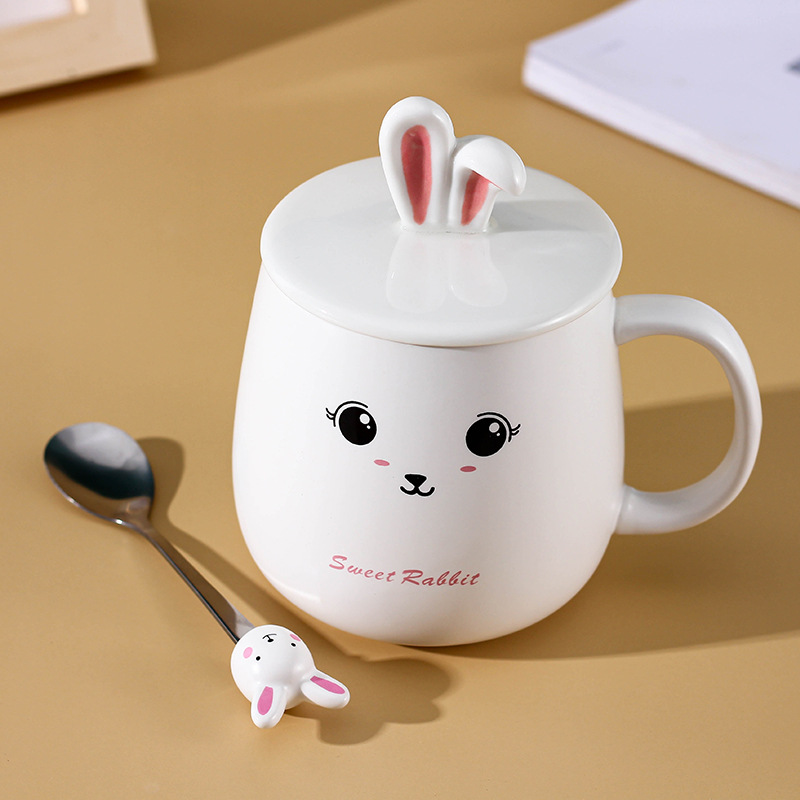 Taza de marca creativa de dibujos animados conejo con tapa taza de cerámica de alta capacidad de taza de agua potable estudiantes de agua al por mayor