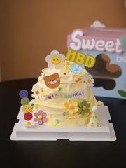 Internet-famous spring outing: Delicate flower cake decorations with retro-style cartoon smiling bear-themed kids' party picks
