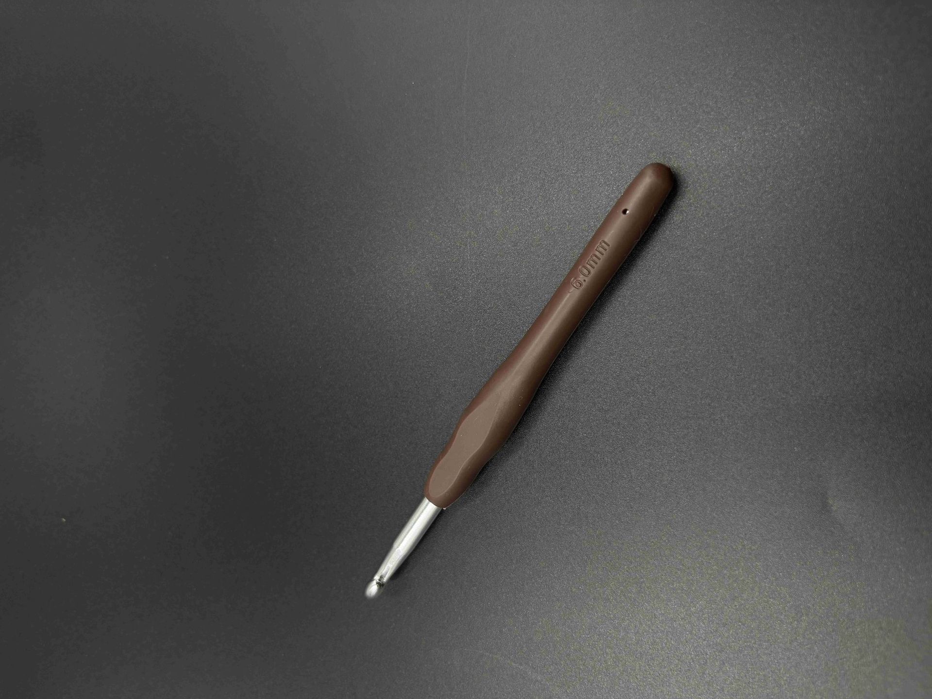 Venta caliente transfronteriza, ganchillo de mango suave de color, herramienta tejida a mano, ganchillo de aluminio de mango suave, fabricante de agujas de lana de silicona de alta calidad