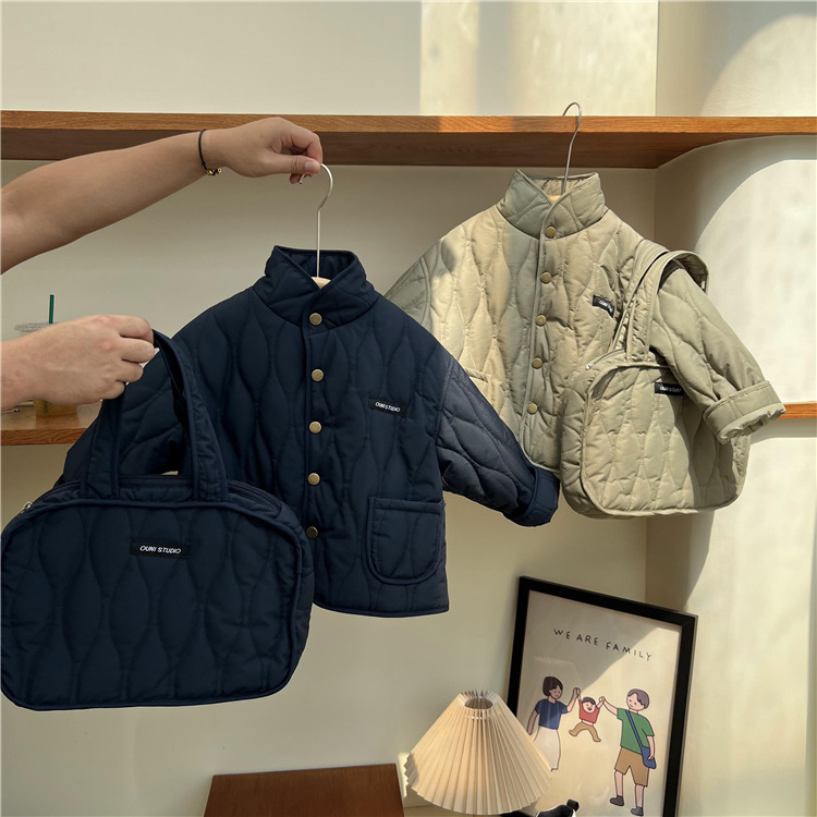 2024 Winterkleidung für Kinder mit Taschen Kleidung Koreanische Jungen Mädchen Kennzeichnung Stepp leichte und dünne Strickjacken Baumwolle_voghion.com
