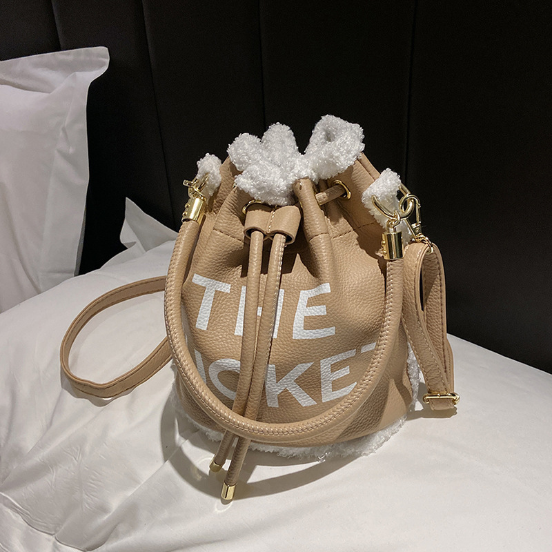 Bolsa de cubo portátil para mujeres 2022 transfronteriza nueva moda impresa carta bolso nicho diseño felpa bolsa de mensajero