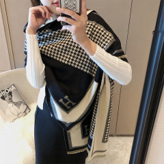 秋冬のファッションブランドのアルファベットのカシミヤのマフラーの女性の韓国版の保温の百合はエアコンの部屋のストールの両用の長いタイプのマフラーを厚くします。
