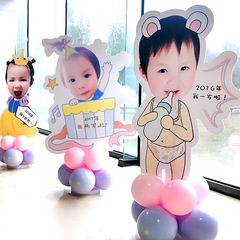 卸売りkt板の頭の写真誕生日人形立牌百日宴は迎賓牌満月の赤ちゃんの満1歳の装飾を配置します。