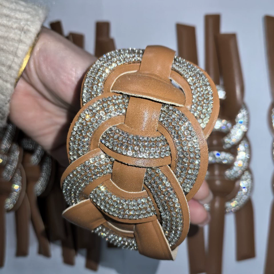 Популярный полуфабрикат для верха обуви 2025 года: сверхширокий, блестящий, с крупными стразами, ручной работы, от производителя, глобальная цепочка поставок