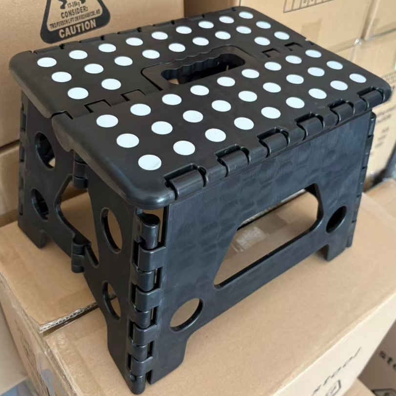 Pies con orificios redondos y manchas negras de 22 cm de alto.