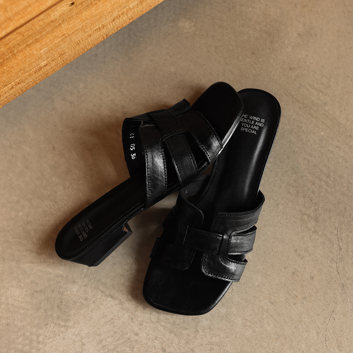 Sandal nữ da bò gót vuông thấp mũi vuông hở ngón phong cách Hàn Quốc — đen