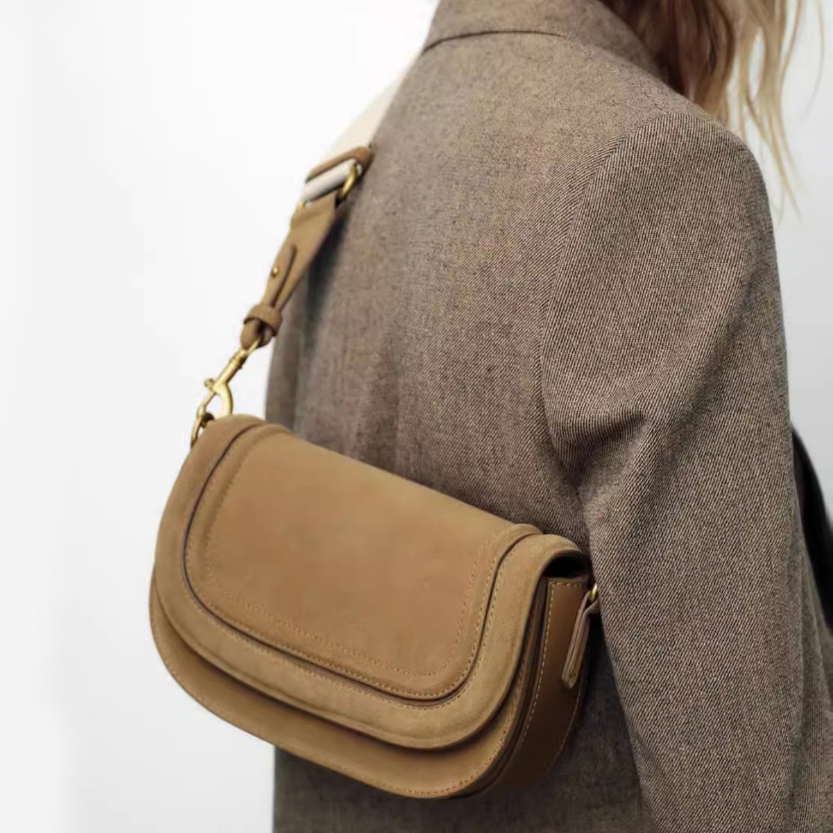 스페인 여성 가방 2024 새로운 안장 가방 마그네틱 버클 플립 라인 장식 크로스 바디 백 크로스 국경 원피스 헤어