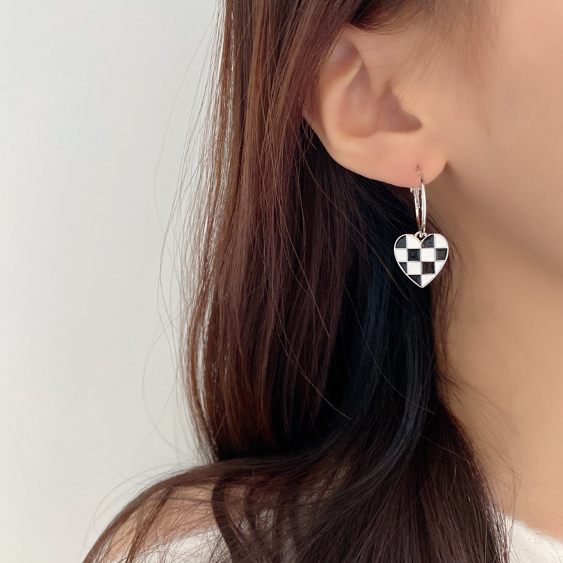 Korean Ins Style Fashion Love Black And White Grid Earrings Personality Retro Wild Earrings display picture 10