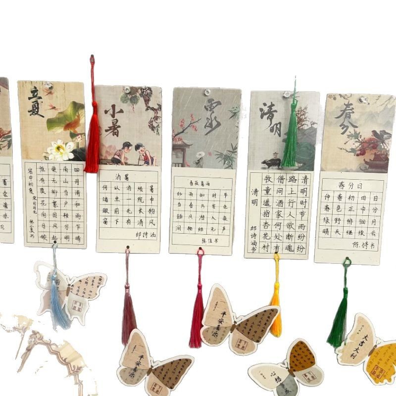 本香クラスの作品展示壁には小学生の硬筆書道紙が貼られています。|undefined