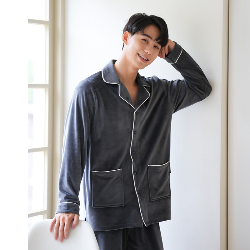 젊은이와 중년층을 위한 남성용 가디건 라펠 밀크 벨벳 가정복 정장으로 편안하고 부드러우며 집과 밖에서 착용하여 따뜻하게 유지할 수 있습니다.