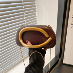 国境を越えた小さな手が晩餐会バッグmini小方バッグ欧米のレトロな金属ハンドルチェーンを持っている