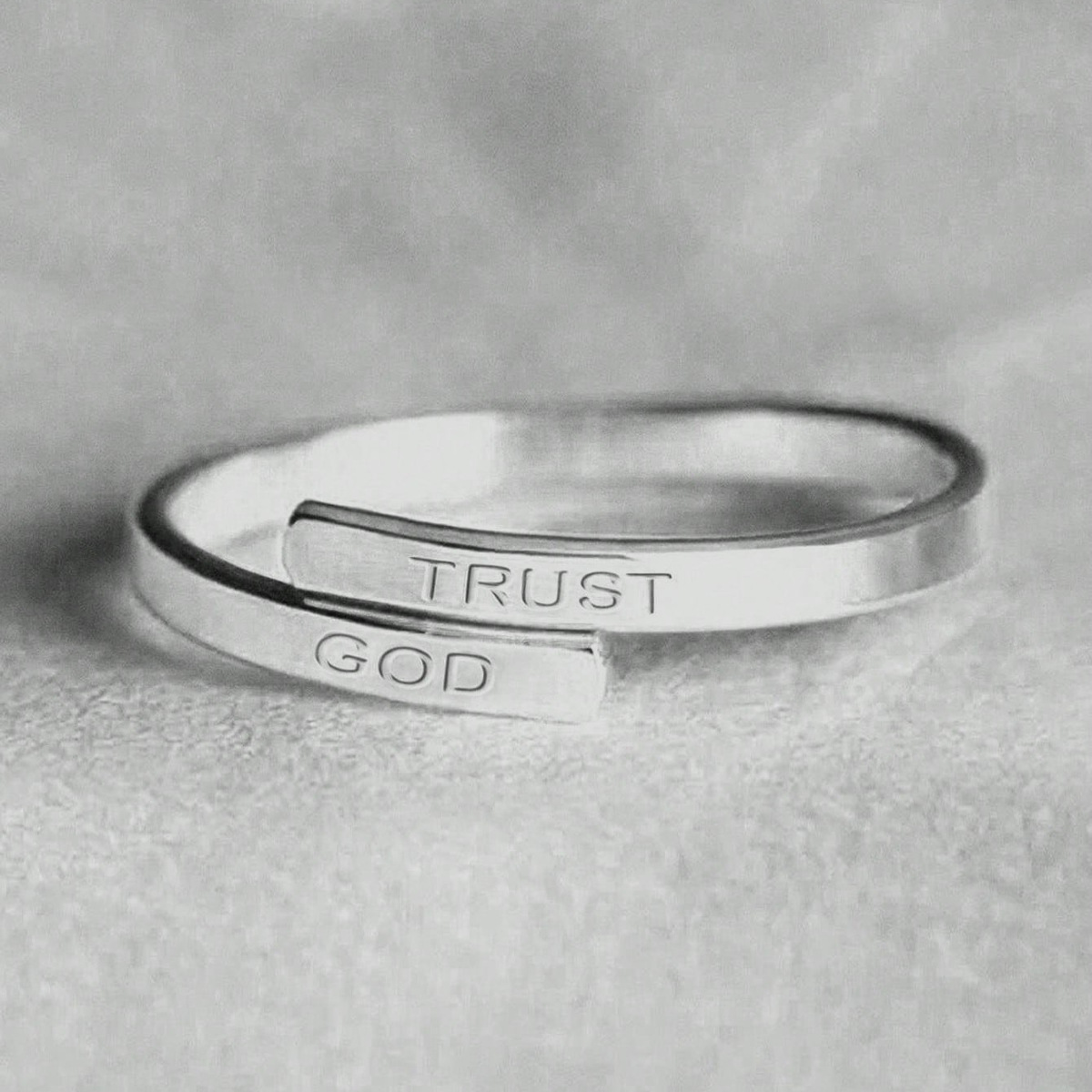 Glittrande designerring för damer, elegant och bekväm_voghion.com