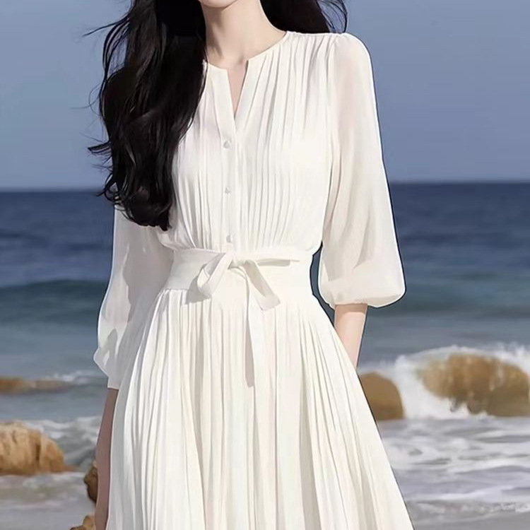 春夏のフランス社交界の女神風、高級感、エレガント、優しいスタイルの白いシフォンのシンプルなドレス|undefined