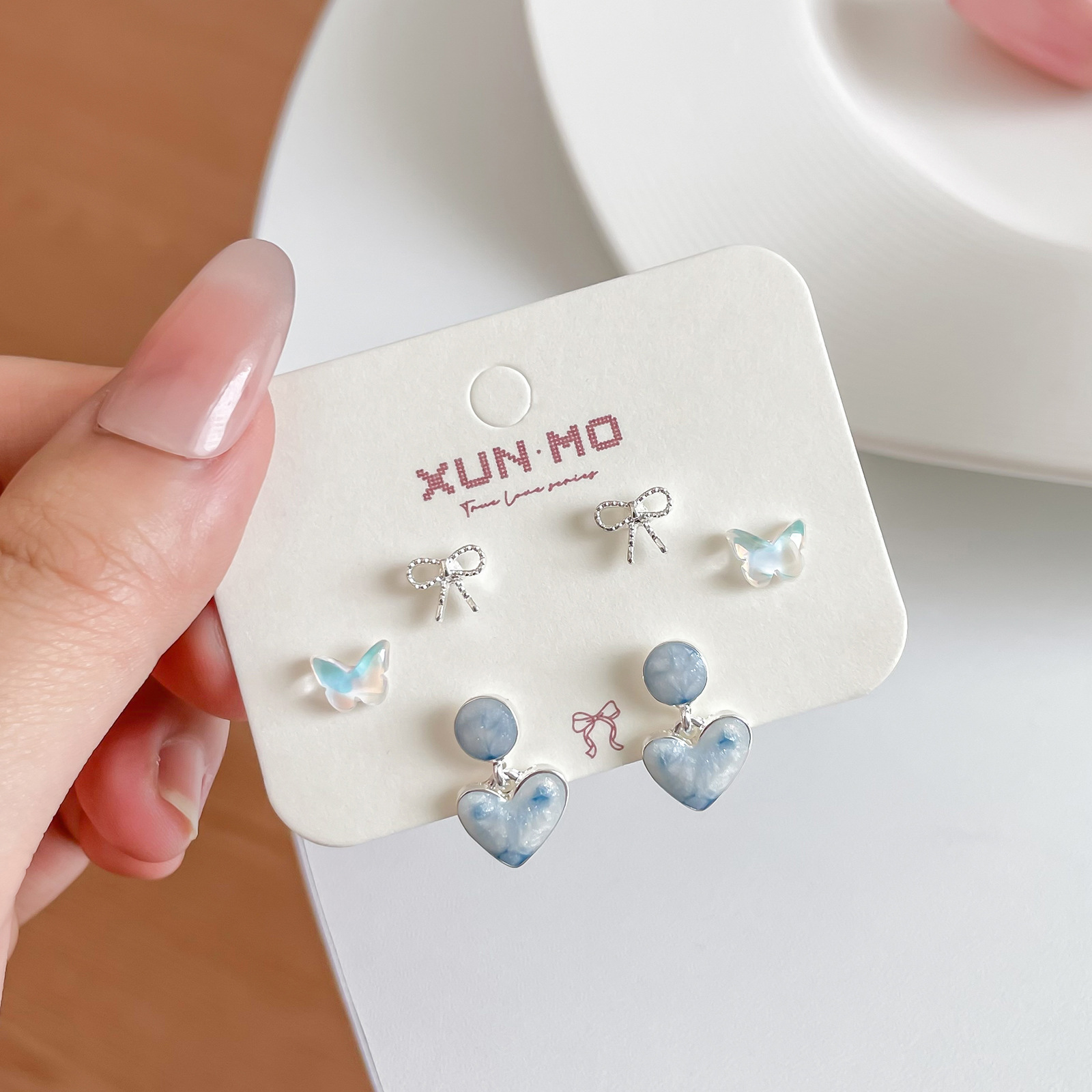 Juego de pendientes de aguja plateados, sencillos y compactos para mujer, pendientes geométricos en forma de corazón, bonitos, dulces y versátiles, venta al por mayor para puestos de mercado