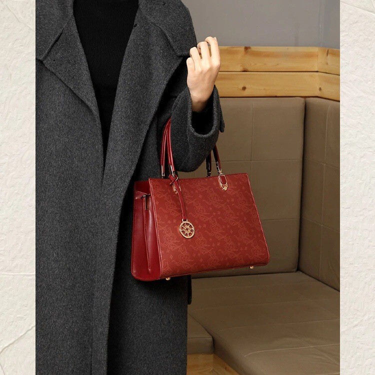 New Chinese-Style Mother's Day Gift for Mom: Red Wedding Bag, Bridal Bag with a High-End Feel, Elegant Embroidery, Niche Women's Bag for Middle-Aged Women New Chinese-Style Mother's Day Gift for Mom: Red Wedding Bag, Bridal Bag with a High-End Feel, Elegant Embroidery, Niche Women's Bag for Middle-Aged Women