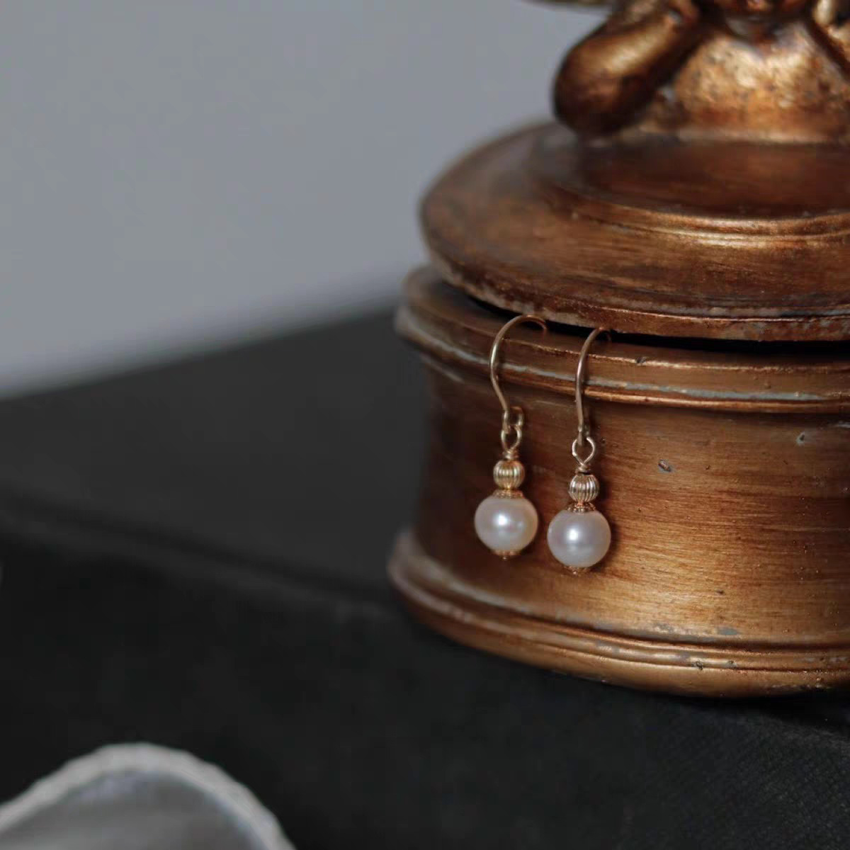Boucles d'oreilles puces perles d'eau douce plaqué or 14k luxe_voghion.com