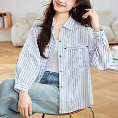 韓国系のストライプシャツの女性のゆったりした長袖のダブルポケットの純綿のシャツの通勤カジュアルな上着のデザイン感が小さいです。