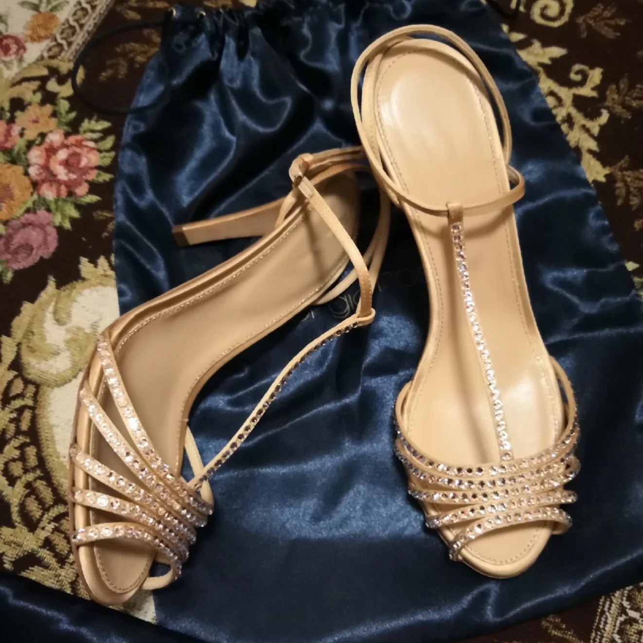 SR Le même modèle de chaussures d'âge moyen à talons hauts dorés