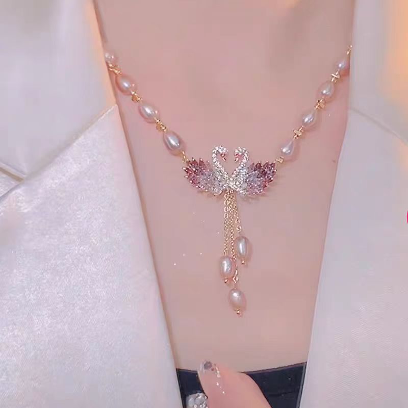 Collier tendance à perles avec pendentif papillon et fleur_voghion.com