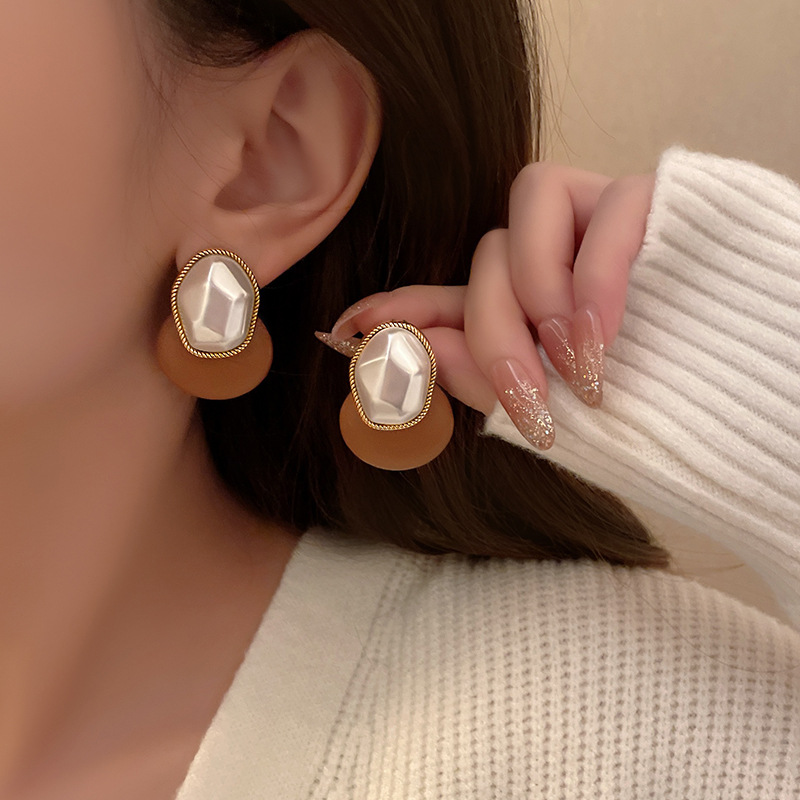 1 Paire Élégant Bloc De Couleur Incruster Faux Cuir Alliage Perles Artificielles Boucles D'oreilles display picture 2