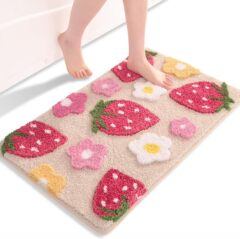アニメのイチゴはカシミヤの浴室の入り口の装飾的な床マットのトイレの滑り止め吸水足マットの家のドアマットの現物に似せています。