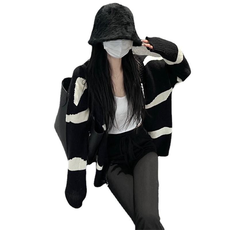 韓国風カレッジスタイルVネックセーターコート レディース 2025春秋新作 不規則ストライプ 若見えニットカーディガン トレンド