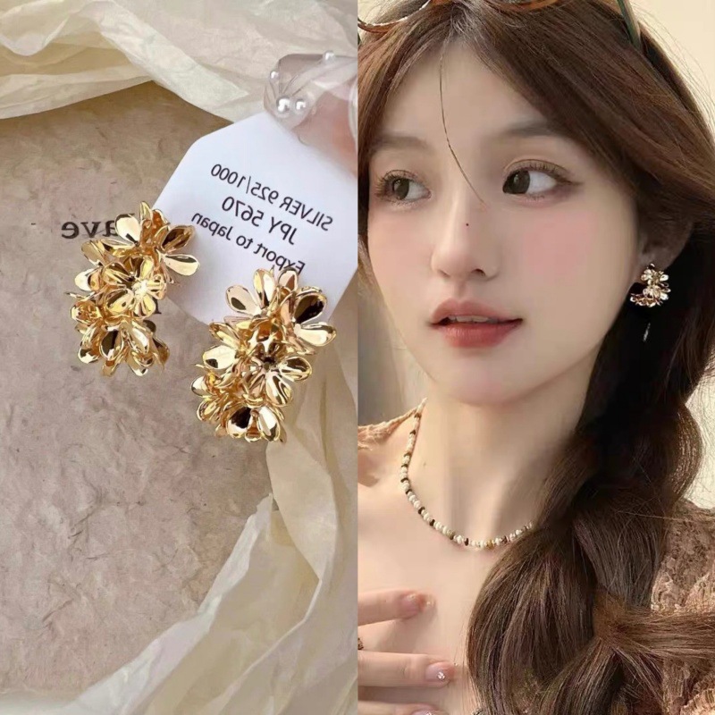 Retro sophisticated golden fashionable elegant small design earrings