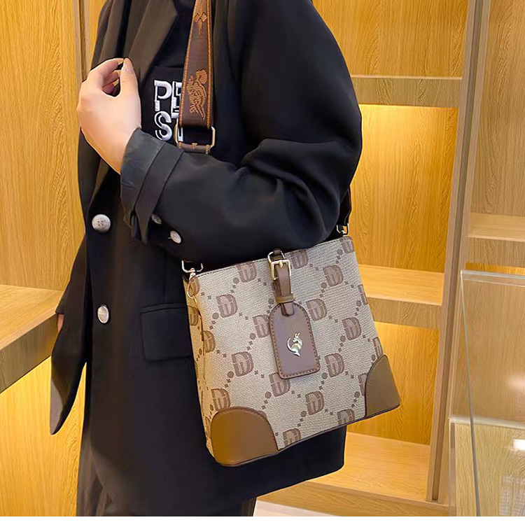 2023 Autumn New Live Broadcast Hot Style Contrast Color Bucket Bag One Shoulder Crossbody Fashion Wide Shoulder Strap Women's Bag Manufacturer _voghion.com