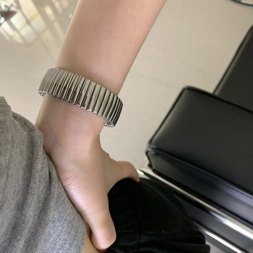 Titanium steel bracelet with a high-end sense of elasticity, retro watch strap, cold and stylish personality, exaggerated fashion temperament, versatile bracelet.