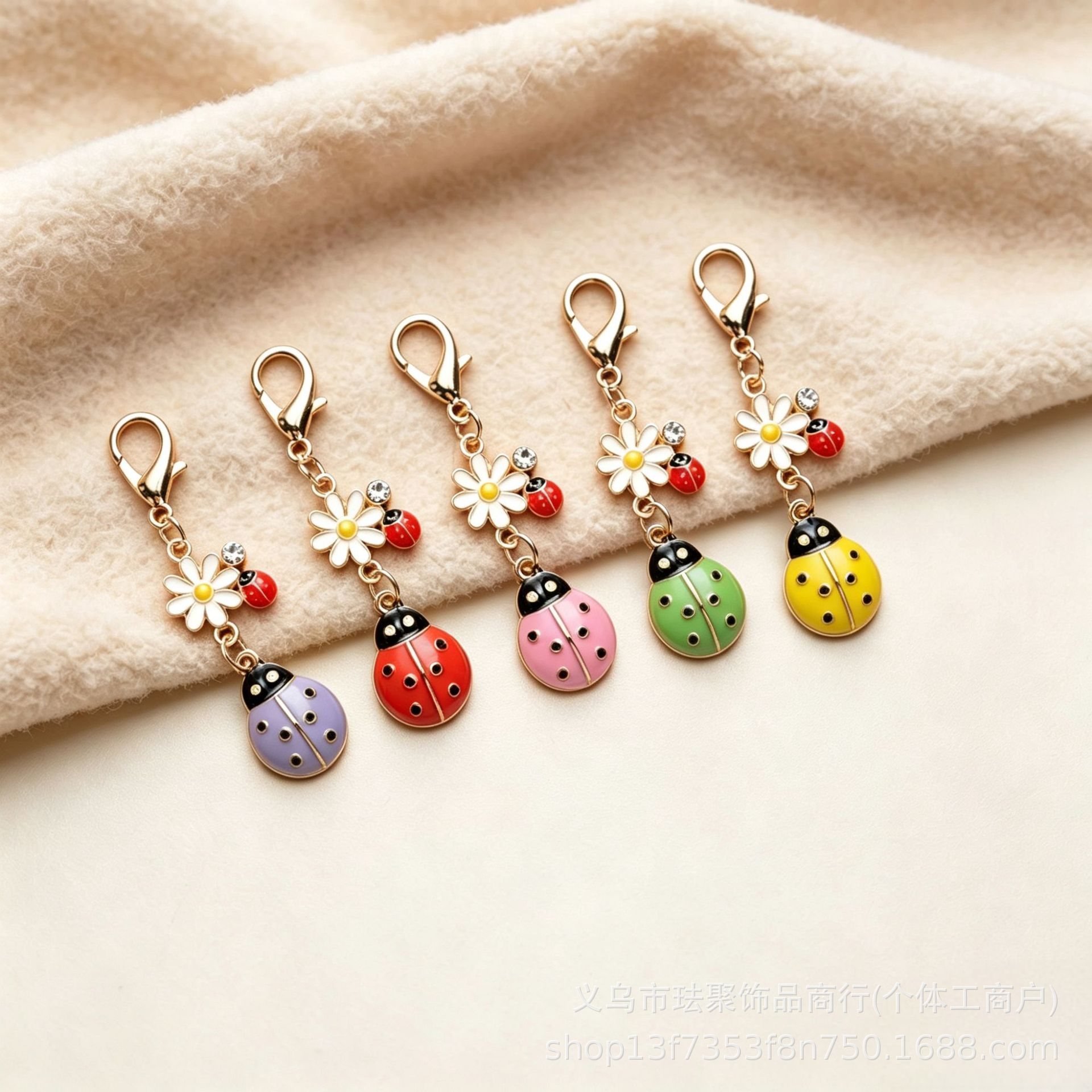 Cross-border best-selling cute oil-drip seven-star ladybug keychain, small daisy alloy pendant, bag and backpack zipper charm