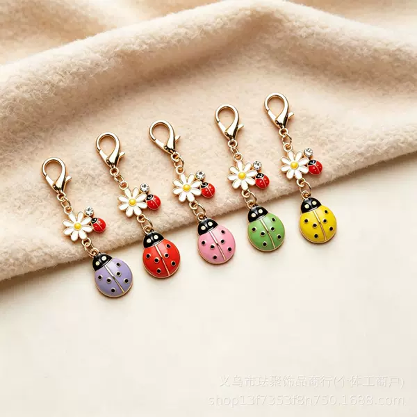 Cross-border best-selling cute oil-drip seven-star ladybug keychain, small daisy alloy pendant, bag and backpack zipper charm