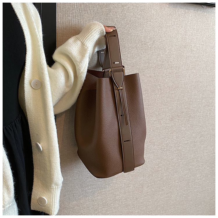 Nieuwe Retro Niche Design Tas voor Vrouwen Licht Luxe Hoge Esthetische Waarde Enkele Schouder Crossbody Tas Grote Capaciteit Brede Schouderband Emmer Tas_voghion.com