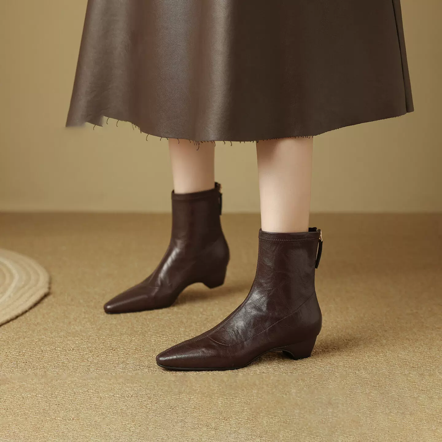 秋冬新款简约气质短靴女2025方头舒适中粗跟真皮加绒靴子