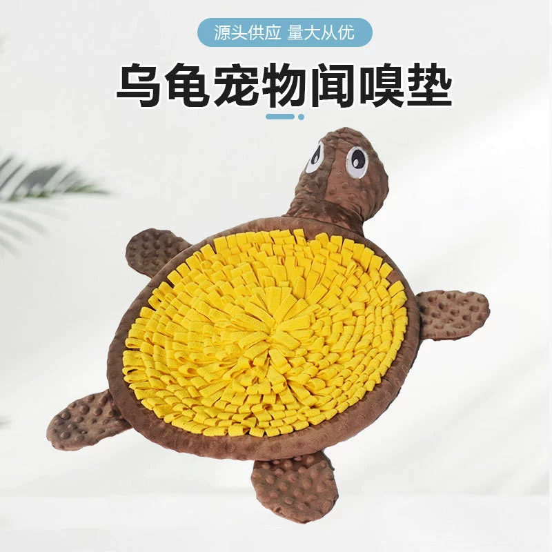 Домашние черепахи нюхают подушечки для собак