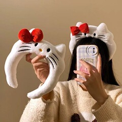 かわいい赤い蝶結びのkittyのぬいぐるみの広いカチューシャの女性の顔を洗ってマスクのカチューシャのカチューシャの写真を撮ります。