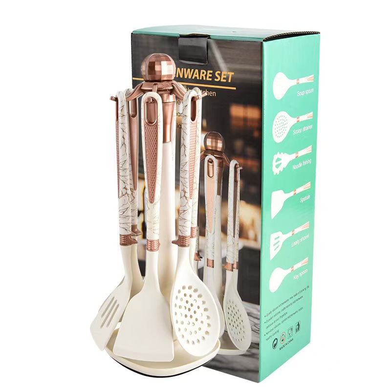 Paquete al por mayor cubierto con mango de grano de madera chapado en oro cuchara de cocina olla antiadherente pala estante de almacenamiento juego