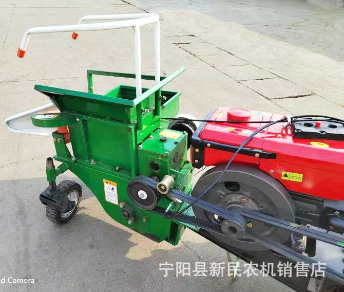 山区丘陵地区用玉米收割机手扶车带玉米收割割台玉米成堆堆放地里