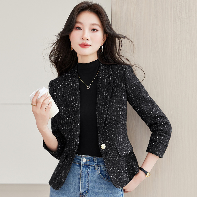 Light luxury Chanel-style tweed blazer for women, short and slim-fitting, 2026 autumn professional commuter black suit