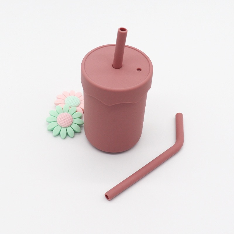 진한 빨간색 컵