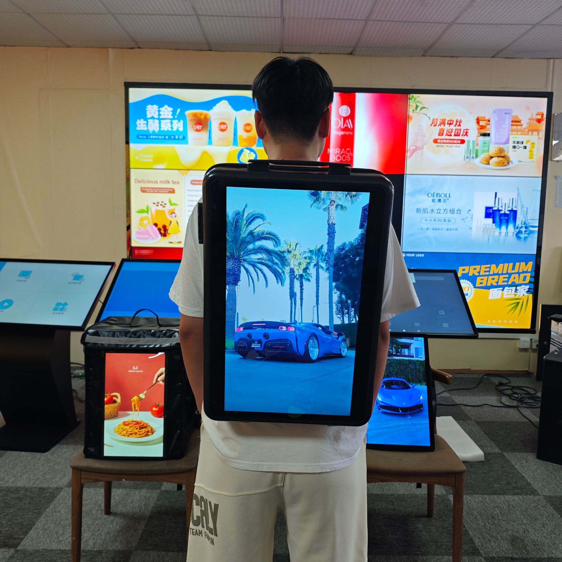 本狮22寸背包广告机高亮防水智能数字标牌显示屏安卓高清一体机