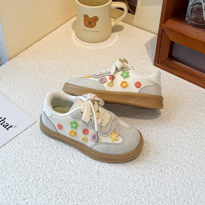 Zapatos deportivos de niñas para niños flores extranjeras zapatos de skate de otoño 2026 nuevos zapatos casuales de niñas con suela suave zapatos de entrenamiento alemán