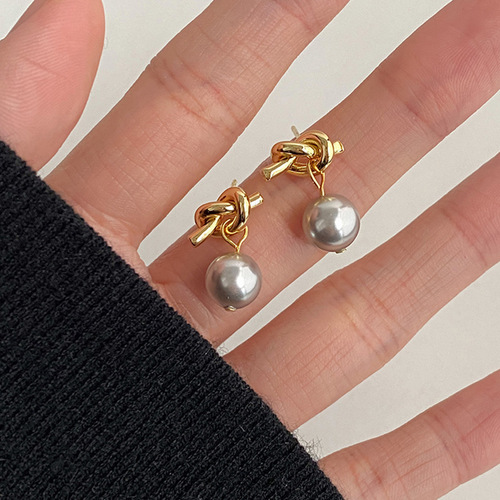 Korean style niche design gray pearl knotted earrings for women, cool style, fashionable temperament, versatile and high-end earrings