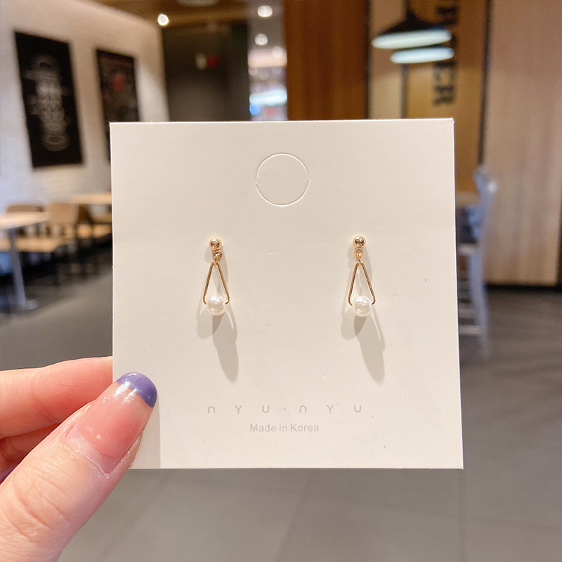Pendientes de aleación coreanos Pendientes largos de alta calidad de perlas Pendientes de puesto al por mayor transfronterizo Pendientes exagerados de lujo ligero Mujeres